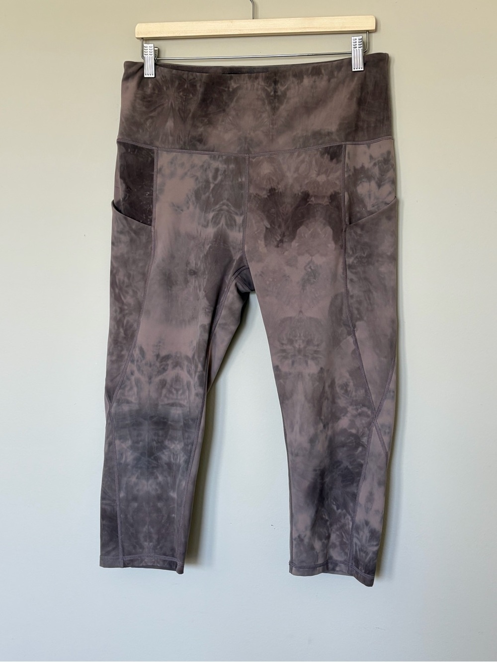 Ododos 
Originals Tie-Dye Capri Leggings in Charcoal Smokey purple XL
